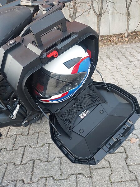 R1300RS-Koffer_30lt_links-mit_Helm
