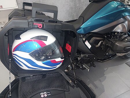 Koffer-rechts_breit_innen-mit-Helm